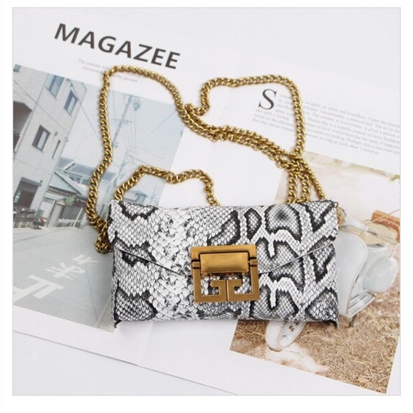 Ro’s Closet Handbags - Snake print belt bag